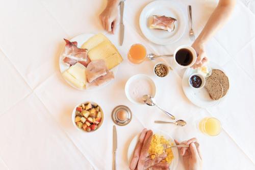 Makanan di atau di tempat lain dekat hotel