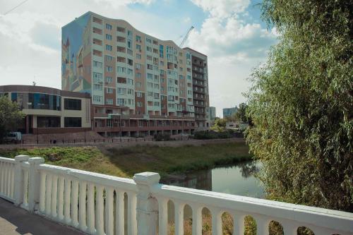 un ponte su un fiume di fronte a un edificio di Molex Apartments 2 a Černihiv