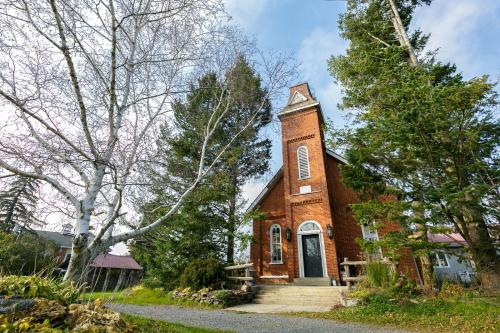 The Prince Edward County Church, A Unique Escape tesisinin dışında bir bahçe