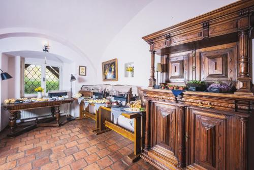 een grote keuken met houten kasten en een tafel bij penzion Dvorce in Třeboň