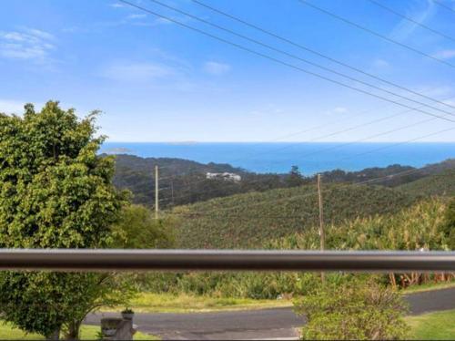 科夫斯港Ocean View Oasis, Coffs Harbour的从车窗欣赏海景