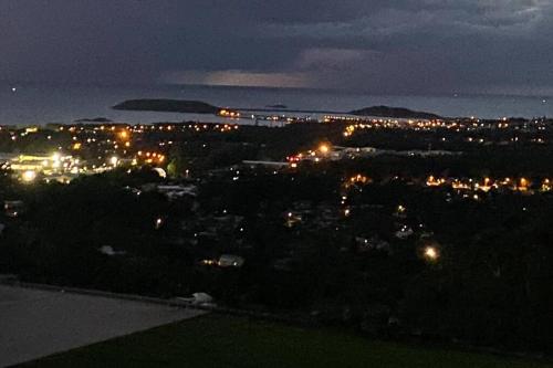 科夫斯港Ocean View Oasis, Coffs Harbour的夜晚带灯光的城市景观