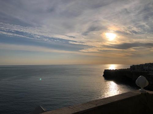 una vista del océano con el sol en el cielo en B&B Relais Del Senatore, en Polignano a Mare