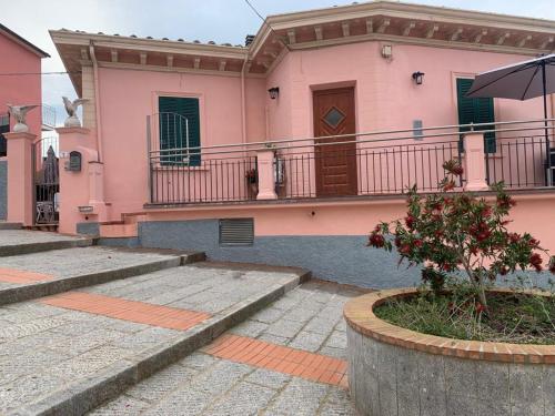 uma casa cor-de-rosa com escadas à frente em Diaboliko Apartment em Capoliveri