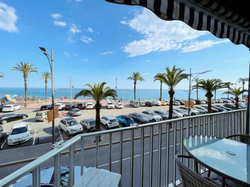 einen Balkon mit Blick auf einen Parkplatz in der Unterkunft Happy LLoret in Lloret de Mar