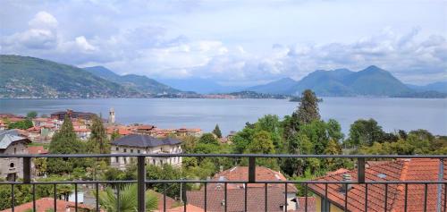 Blick auf eine Stadt neben einem Wasserkörper in der Unterkunft Casa Betty in Baveno