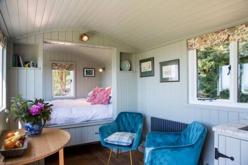 Un lugar para sentarse en Little Idyll shepherds hut