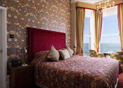 Tempat tidur dalam kamar di Langham Hotel Eastbourne