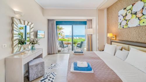 una camera con letto e vista sull'oceano di Pyrgos Beach Hotel Apartments a Mália