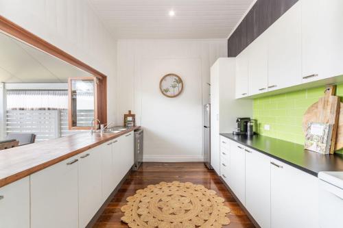 A kitchen or kitchenette at High Three - Downtown Beach House