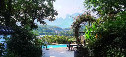 Piscina a Tujia folk houses o a prop