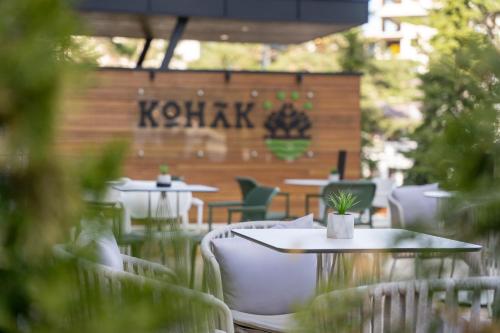 Un restaurante u otro lugar para comer en Konak Apartmani & SPA