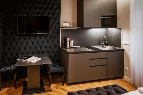 una piccola cucina con lavandino e tavolo di Bresidence Apartments with free private parking a Lubiana