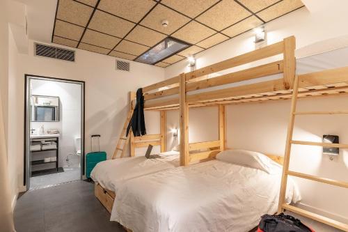 Tempat tidur dalam kamar di Ekoos Hostel, Bilbao Eko Hostel