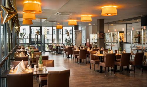 Un restaurant u otro lugar para comer en Food Hotel