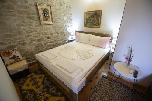 - une petite chambre avec un lit dans l'établissement The Mosaic House - Shtepia me Mozaik, à Përmet