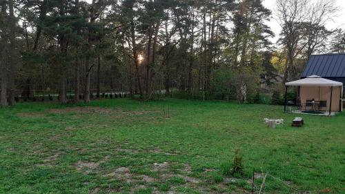 een tuin met een tent in het midden van een veld bij Kapteni suvekodu in Laulasmaa