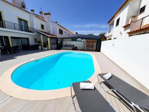 una piscina nel cortile di una casa di Milfontes Guest House - Duna Parque Resorts & Hotels a Vila Nova de Milfontes