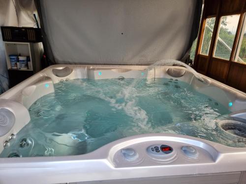 Gallery image ng chez moumie studio espace vert piscine jacuzzi sa Bevaix