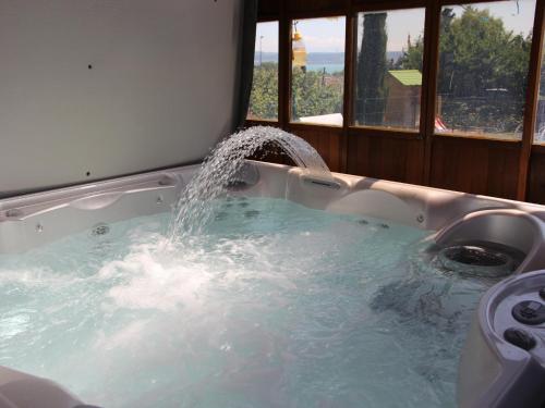 Gallery image ng chez moumie studio espace vert piscine jacuzzi sa Bevaix