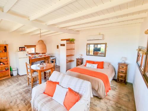 A bed or beds in a room at Cabañas Kundalini Punta del Diablo