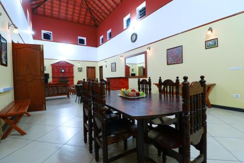 Χώρος καθιστικού στο SaffronStays Coorg Toddy Farms, Coorg