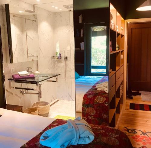 2 photos d'une salle de bains avec douche et d'une chambre dans l'établissement le Pullman, à Deauville