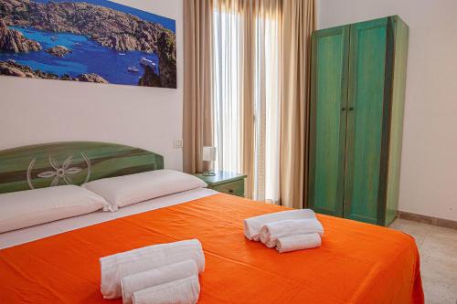 A bed or beds in a room at Appartamenti Le Maree