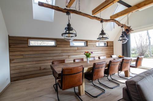 une salle à manger avec une grande table et des chaises dans l'établissement erve Middendorp, à Ansen