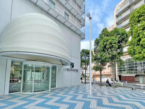 Un edificio in una strada in una città di Chisun Hotel Yokohama Isezakicho a Yokohama