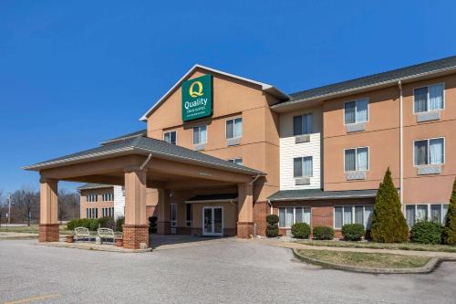 RockportにあるQuality Inn & Suites Rockport - Owensboro Northの表面に看板が出ているホテル