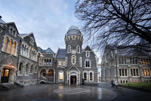 クライストチャーチにあるThe Observatory Hotel Christchurchの大きな建物