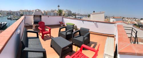 En balkong eller terrass på Appartement 80 m2,Port Rhodes D-2 chambres, terrasse panoramique, vue sur le canal principal d’Empuriabrava