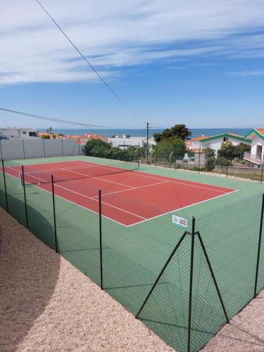 een tennisbaan met een net erop bij Sonho do Mar Ap. in Nazaré