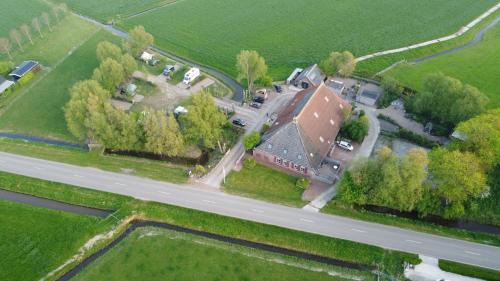 een luchtzicht op een huis en een weg bij Bed and Breakfast de Salix in Hitzum