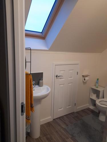 bagno con lavandino e lucernario di Spacious Ensuite King Room Private Neighbourhood Free Parking Space a Oldham