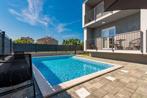 una piscina nel cortile di una casa di Apartmani Diva a Zara (Zadar)