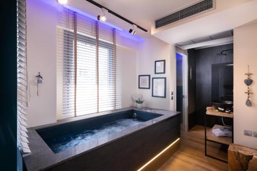 Posteľ alebo postele v izbe v ubytovaní SKS Luxury Suites & Rooms