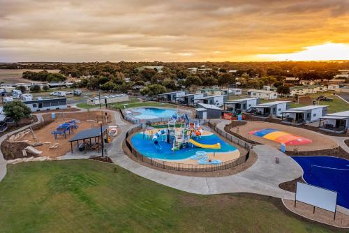 una vista aérea de una piscina en un parque en Discovery Parks - Goolwa, en Goolwa