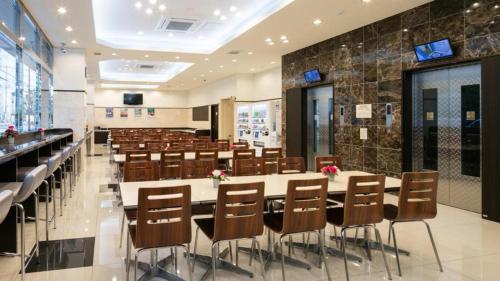 una sala de conferencias con mesas y sillas. en Toyoko Inn Osaka Tenjinbashi-suji Rokuchome, en Osaka