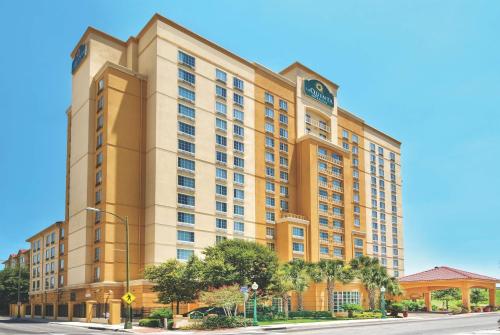 een weergave van een hotelgebouw bij La Quinta Inn & Suites by Wyndham San Antonio Riverwalk in San Antonio