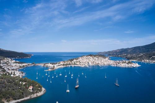 una vista aérea de un puerto con barcos en el agua en Xenia Poros Image Hotel, en Poros