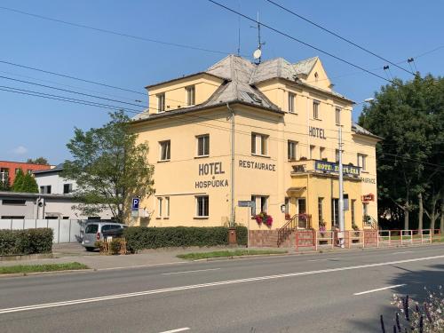 un gran edificio amarillo en el lateral de una calle en ZLATÁ-ÉRA, en Ostrava