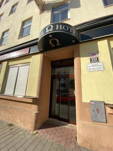 budynek z napisem "Najwyższy hotel" w obiekcie Hotel Omega Brno w mieście Brno