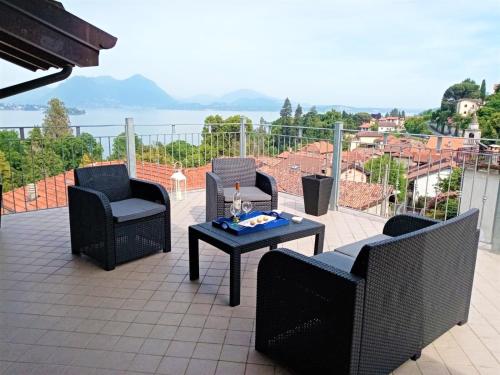 eine Terrasse mit Stühlen und einem Tisch mit Aussicht in der Unterkunft Casa Betty in Baveno