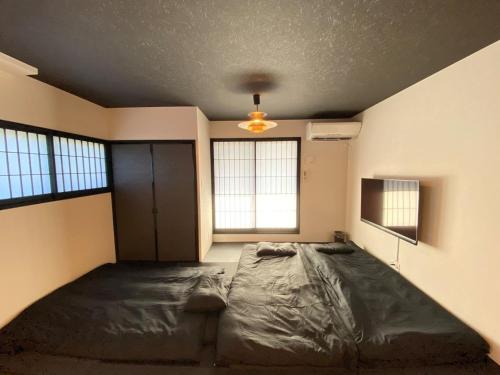 鎌倉市にあるNinja Hotel Kamakura - Vacation STAY 58171vの窓付きのベッドルーム1室(大型ベッド1台付)