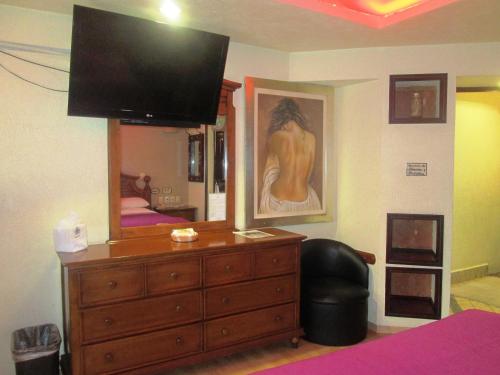 A television and/or entertainment centre at Hotel Real Azteca