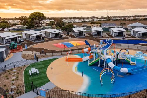 - Vistas aéreas a un parque acuático con tobogán en Discovery Parks - Goolwa, en Goolwa