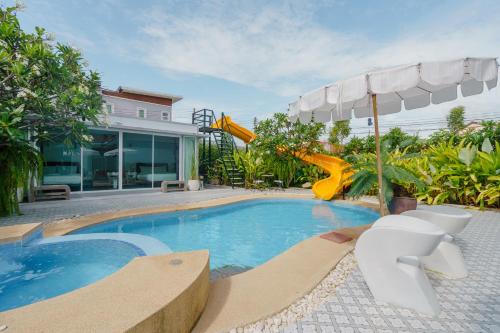 uma piscina com escorrega e um parque infantil em Baan Kiang Lay Phu View Hua Hin Private Pool Villa บ้านเคียงเลภูวิว ไพร์เวท พูลวิลล่า กลางเมือง ใกล้หาดหัวหิน em Hua Hin