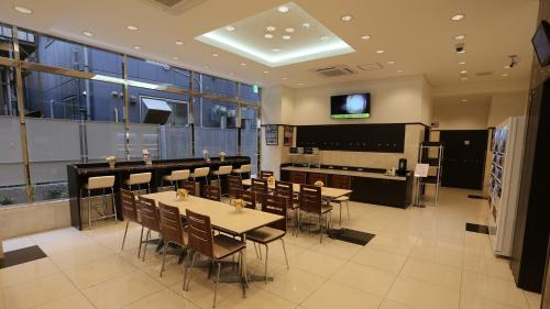 מסעדה או מקום אחר לאכול בו ב-Toyoko Inn Tokyo Hachioji-eki Kita-guchi